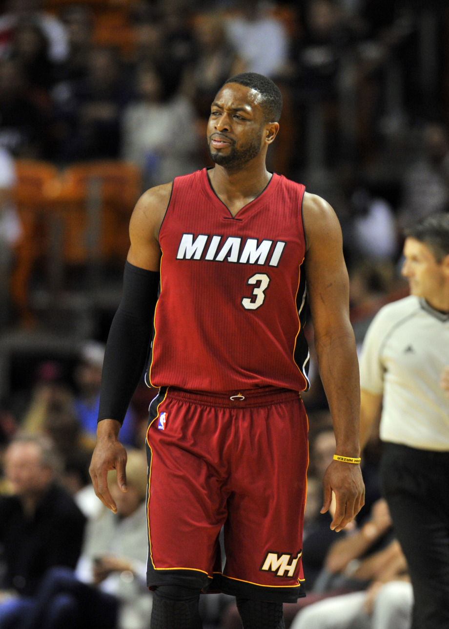 拉普拉塔大学生抗议阿足协新规，背身列队迎接联赛冠军罗萨里奥（为抗议阿足协新政，拉普拉塔大学生背对列队致意联赛冠军罗萨里奥）