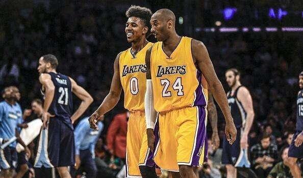 里夫斯：看到詹姆斯在场上全速奔跑，这会促使你跟上他的步伐（里夫斯：看见詹姆斯在场上全速冲刺，会让你也不自觉加速跟上）