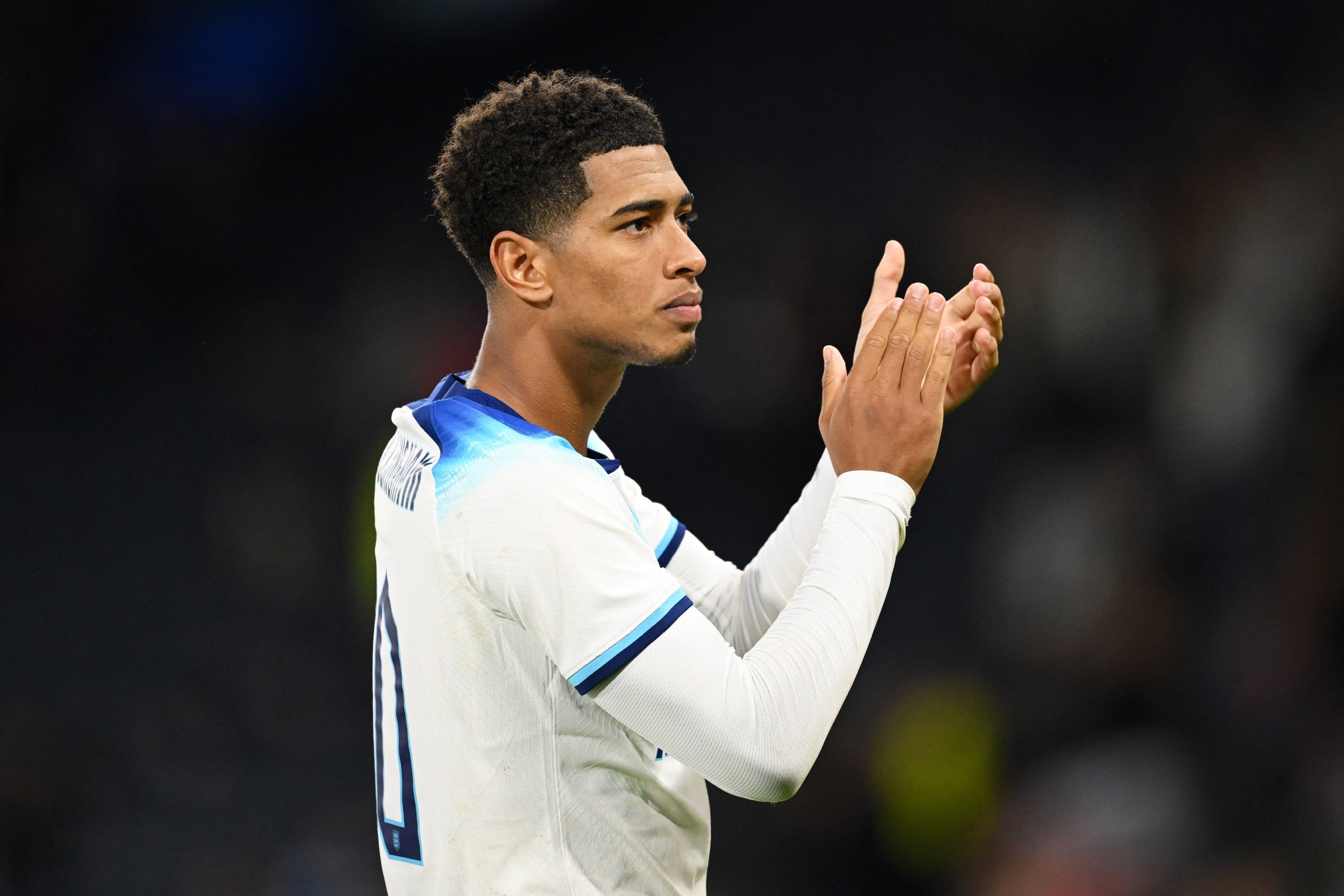 北雪平球迷向场内投掷烟花，瑞典超甲升级附加赛被迫中断（北雪平球迷投掷烟花致瑞典超甲升级附加赛中断）