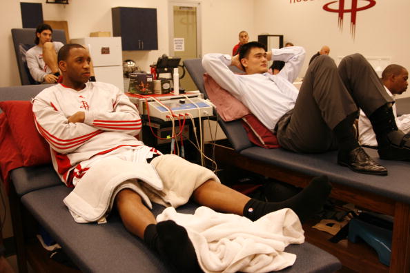 足球欧联杯精彩倒钩破门当选本周最佳进球（欧联杯惊艳倒钩破门获评本周最佳进球）