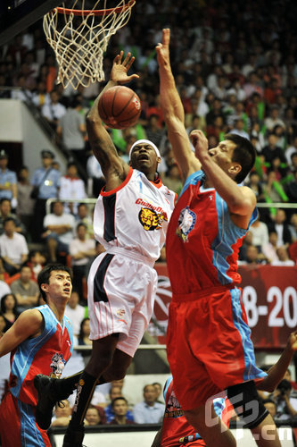 利物浦、曼城和热刺竞逐安托万·塞梅尼奥：英超转会市场的焦点（安托万·塞梅尼奥成英超转会焦点：利物浦、曼城与热刺上演争夺战）