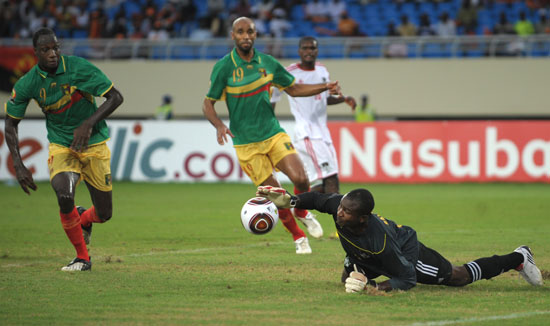 东体预测申花首发：阿苏埃和米内罗搭档锋线，鲍亚雄继续出战（东体预计申花首发：阿苏埃携米内罗双箭齐发，鲍亚雄继续出场）