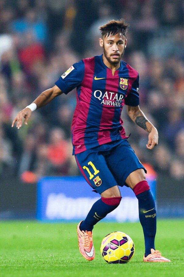 德国世界杯客场球衣实物图：深海军蓝设计+薄荷绿点缀（德国队世界杯客场战袍曝光：深海军蓝主色，薄荷绿点缀）