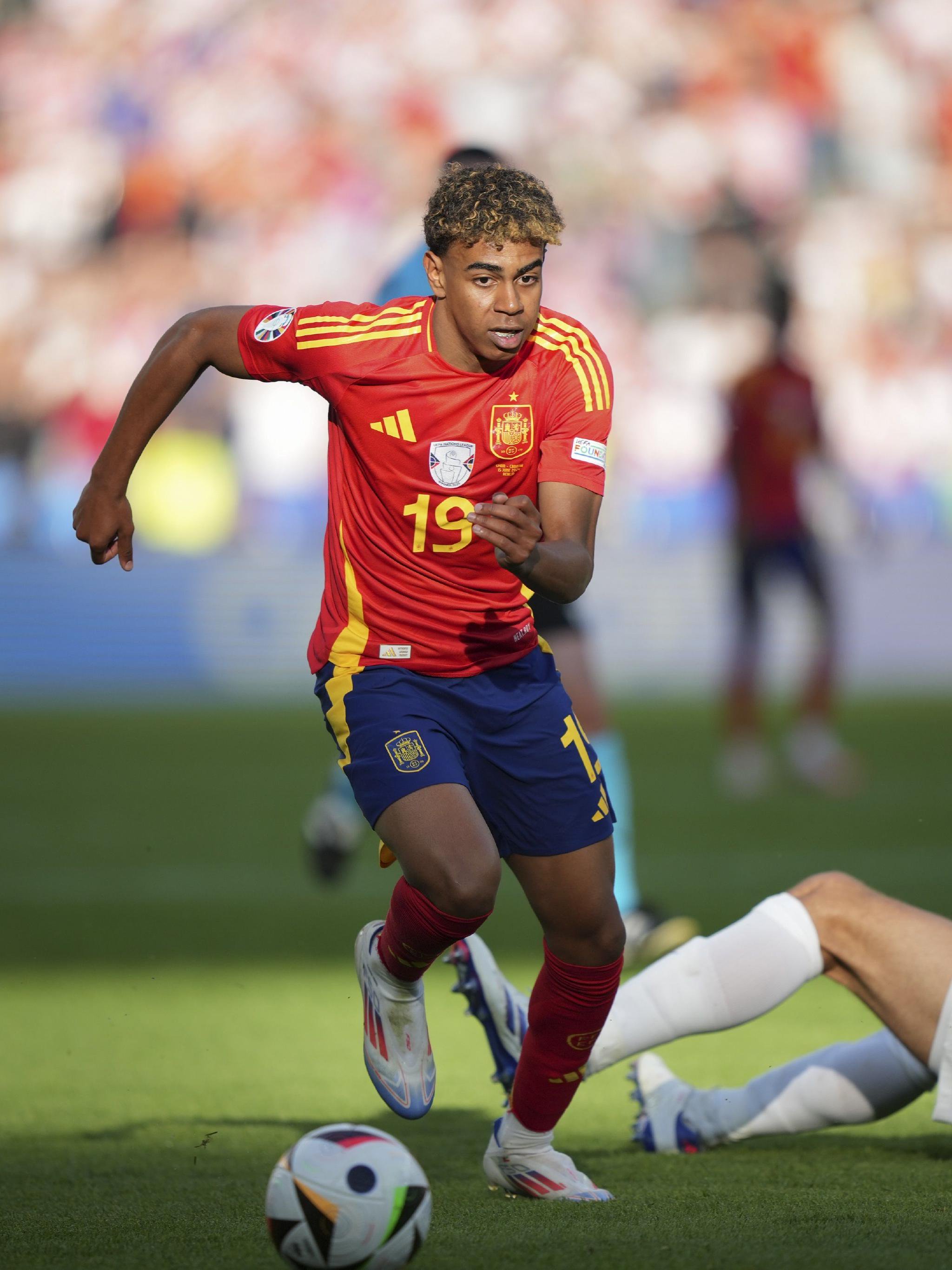 上海海港夺冠背后是穆斯卡特的战略放弃与坚守，成功卫冕中超冠军。（从战略取舍到坚守底线，穆斯卡特助上海海港完成中超卫冕）